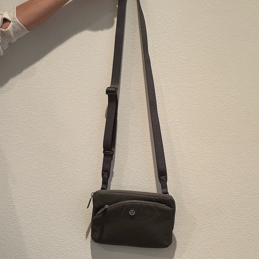 LULULEMON: Crossbody wallet bag. Olive green!